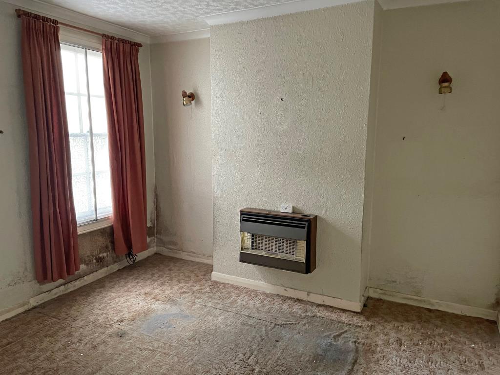 Lot: 88 - TERRACED HOUSE IN NEED OF UPDATING - View of living room at the front of the property